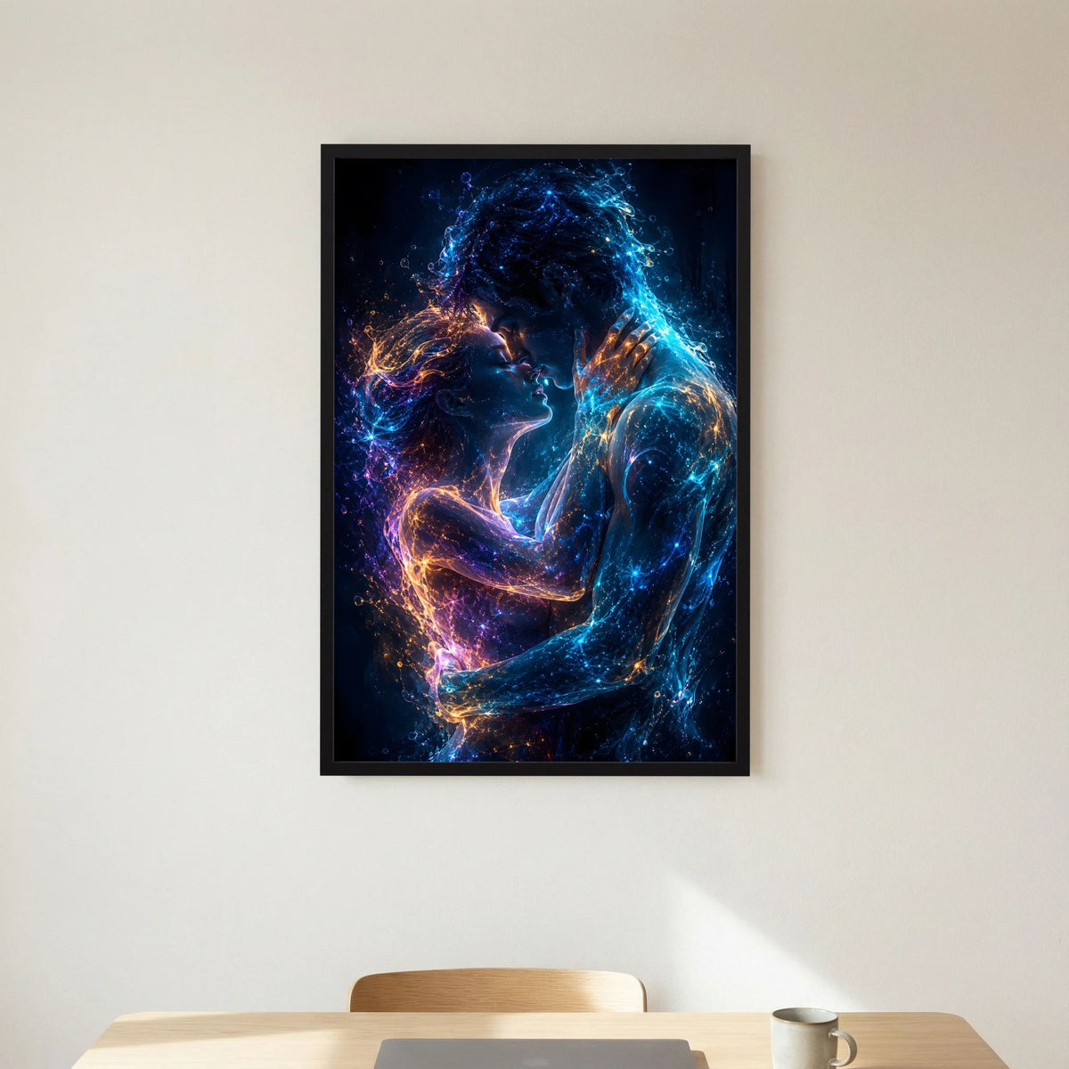 Kunstposter im Hochformat: leuchtendes Paar in Blau, Violett und Gold, schwarzer Rahmen