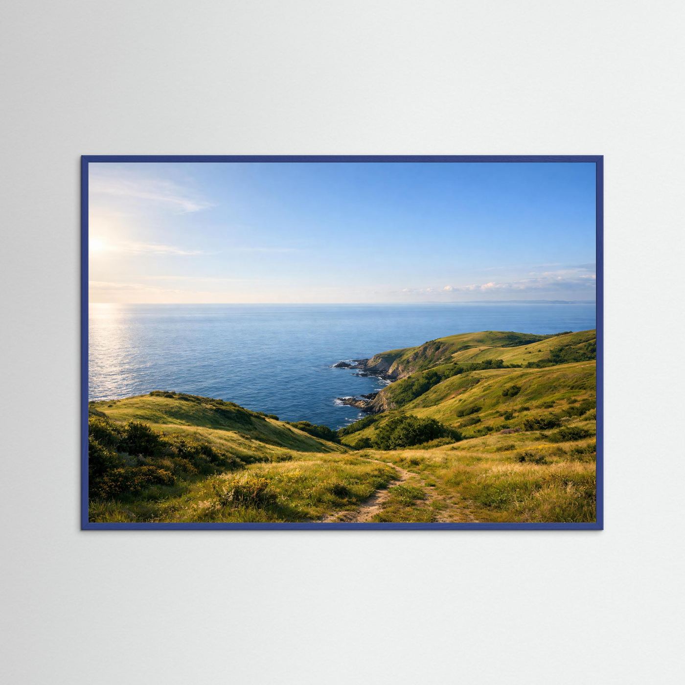 Grüne Küstenhügel im Abendlicht | Meer & Natur-Panorama Poster Querformat