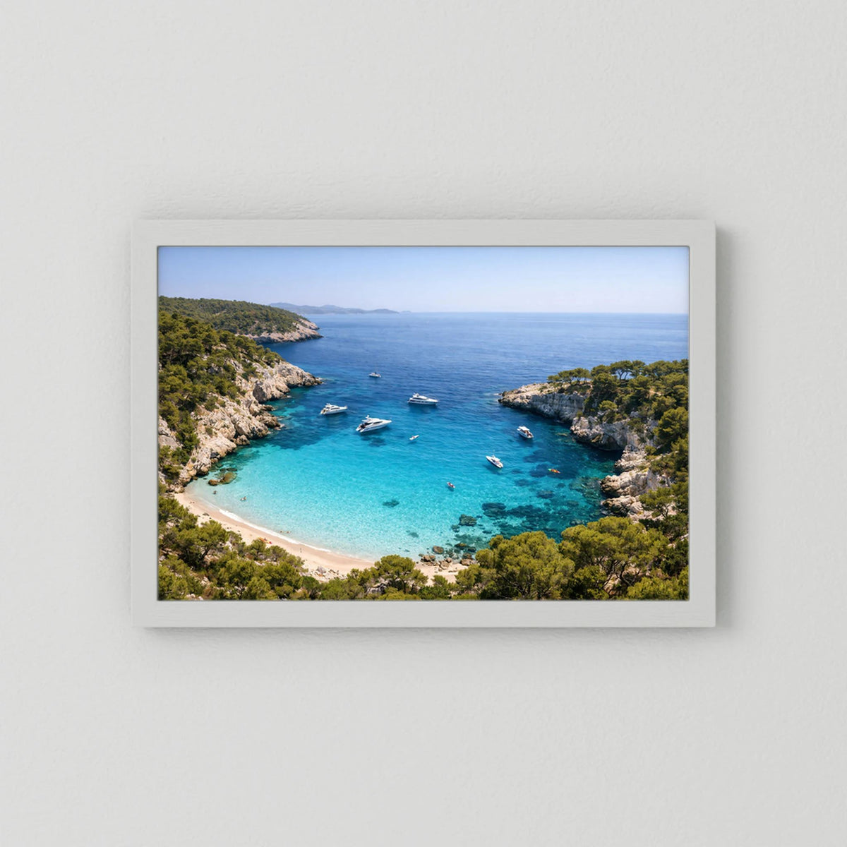Querformatiges Küstenposter mit weißem Rahmen und türkisem Meer sowie Yachten