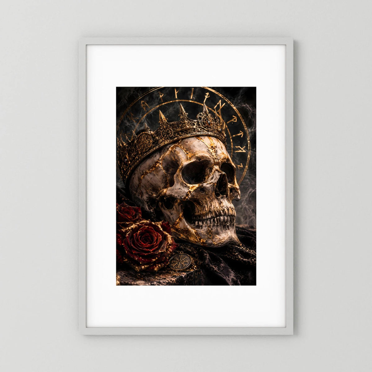 Hochformatiges Poster mit Totenkopf, Krone und Rosen in Schwarz-Gold