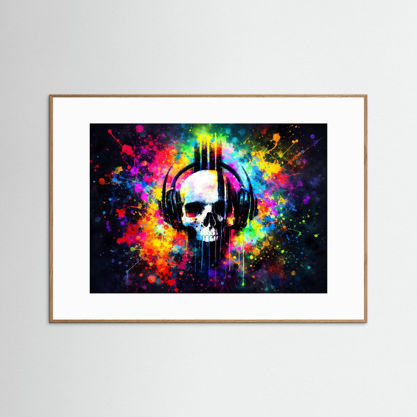 Wandbild im Querformat: Totenkopf mit Kopfhörern im Neon-Pop-Art-Stil, heller Holzrahmen