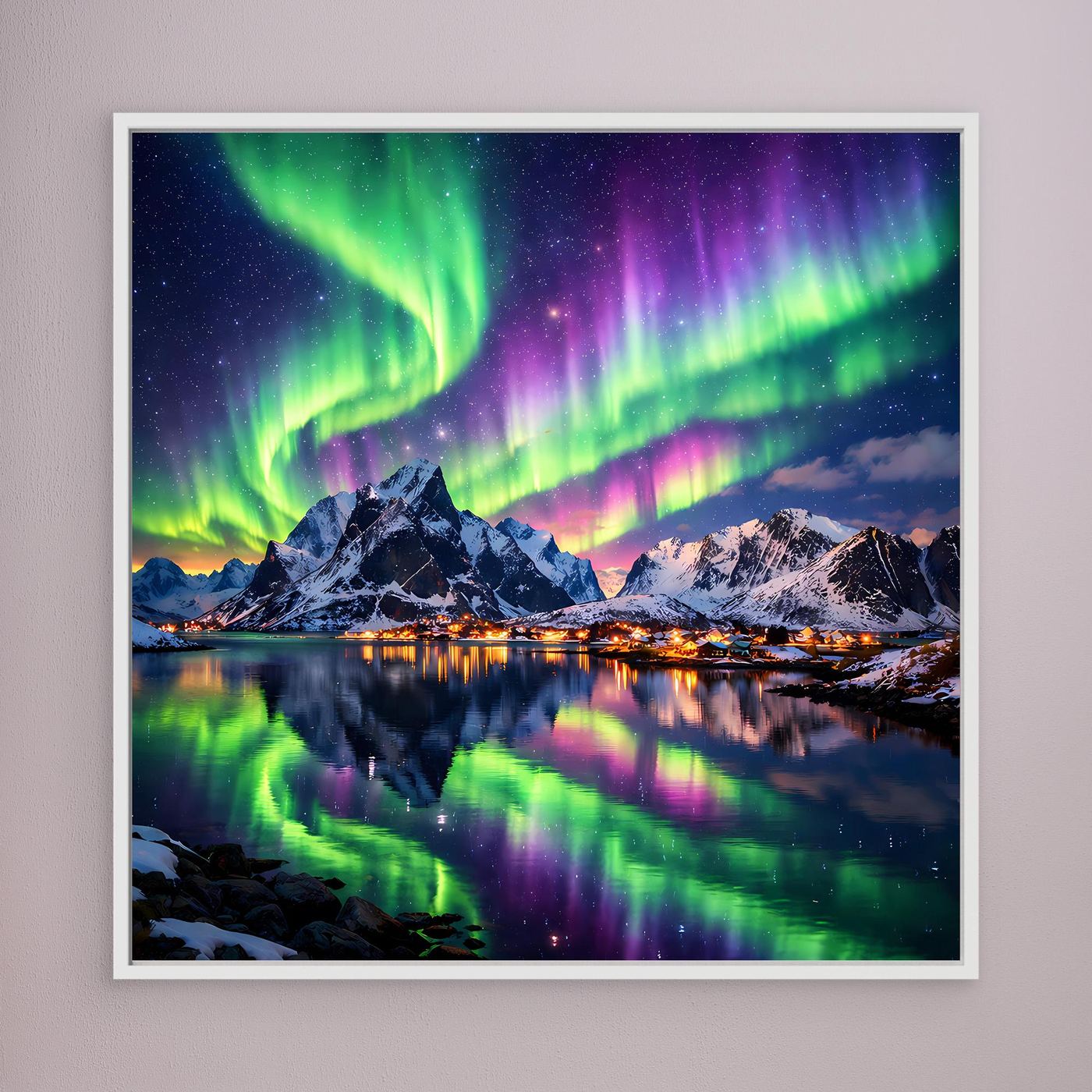 Leinwandbild mit Polarlicht (Grün/Lila), schneebedeckte Berge, Spiegelung im Wasser, weißer Rahmen