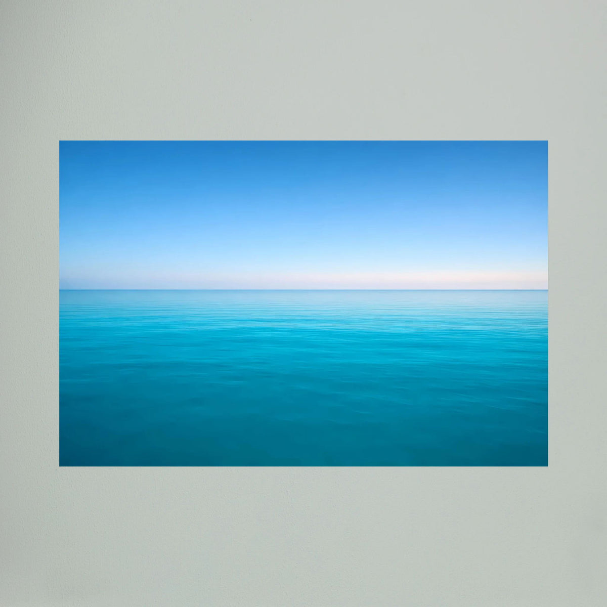 Horizontales Wandbild: türkisblaues Wasser, schmaler Horizont und blauer Himmel im Querformat