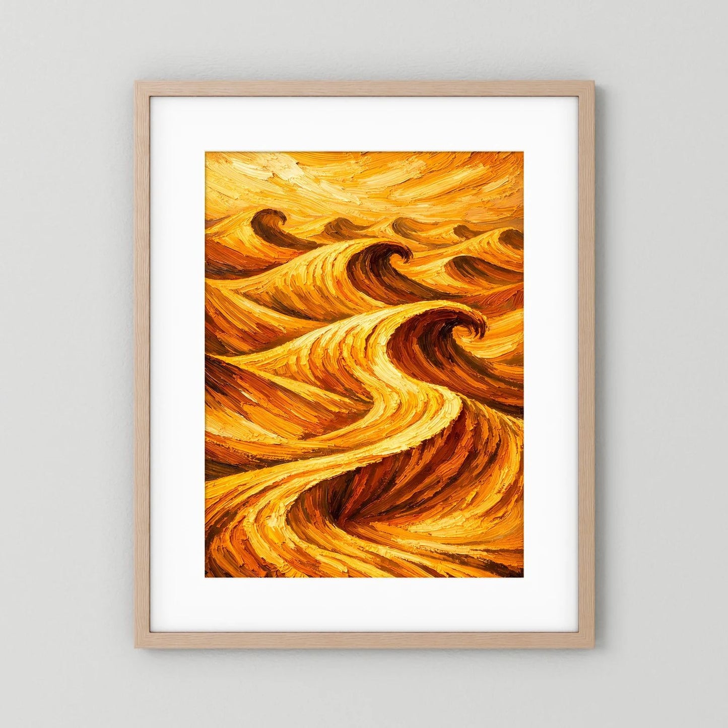 Wandposter mit abstrakten Wellen in Orange und Gold, heller Holzrahmen mit weißem Rand