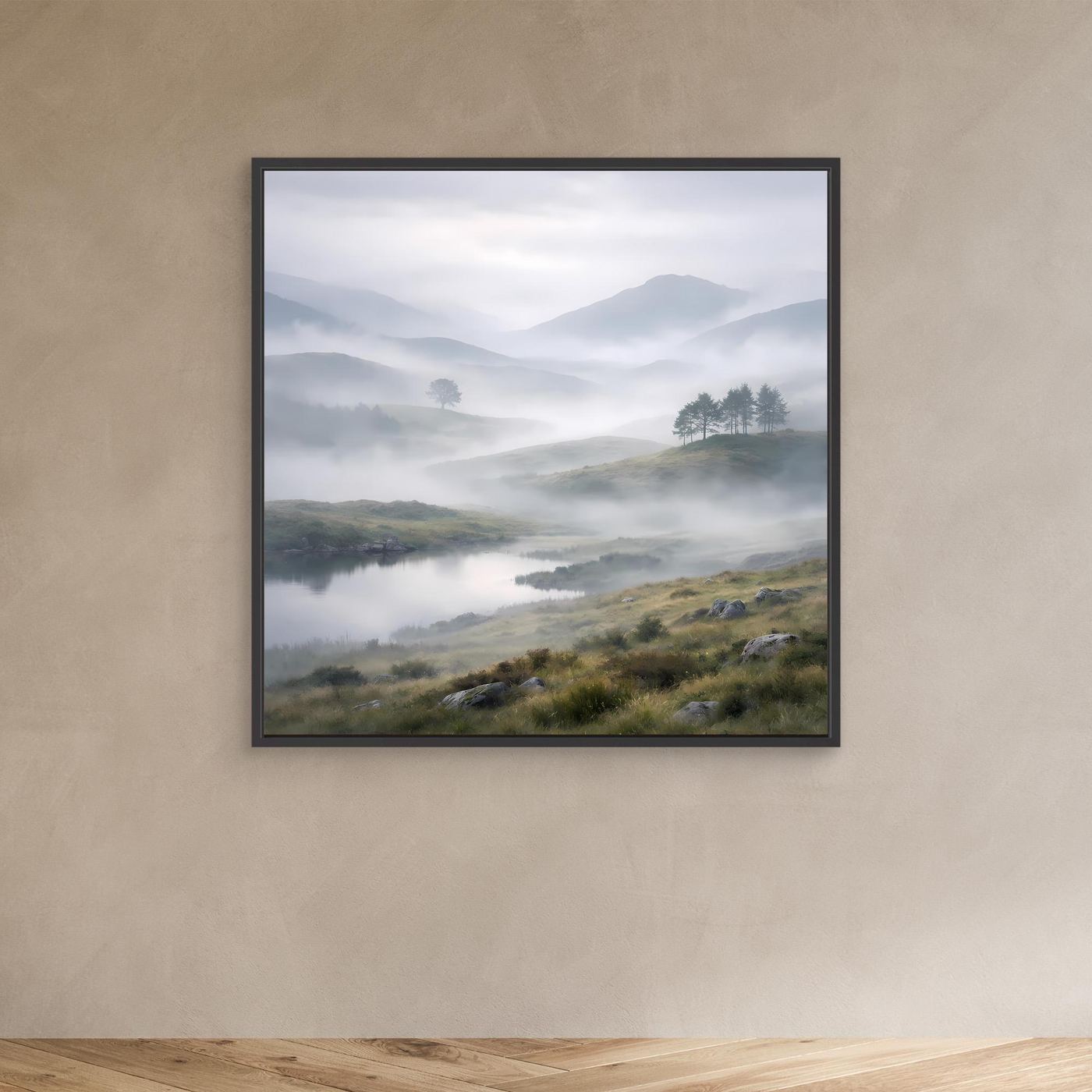 Leinwandbild mit schwarzem Rahmen, nebliger Bergsee und hügelige Vegetation