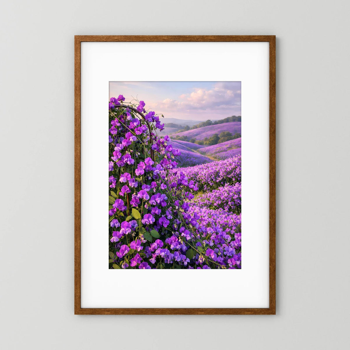 Gerahmtes Poster: lila Blumen im Hügelland, dunkler Holzrahmen, Hochformat