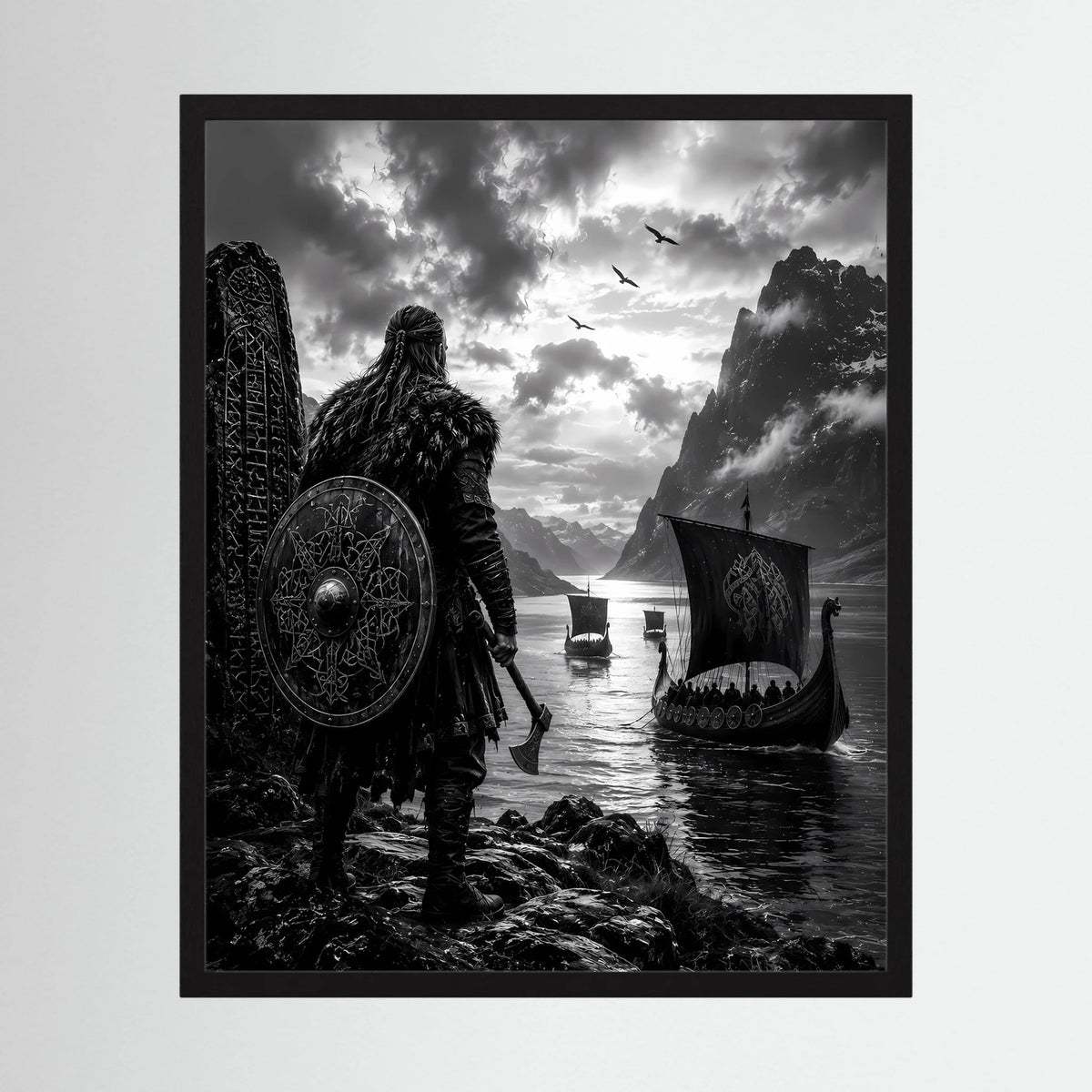 Gerahmtes Hochformat-Schwarzweißposter mit Wikingerkrieger, Rundschild und Langschiff am Fjord