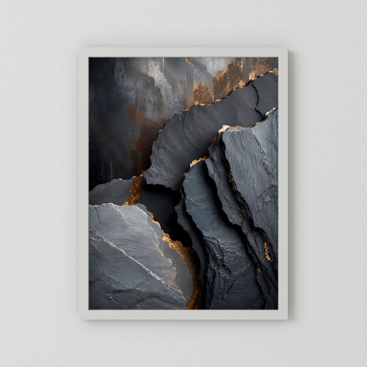 Poster im hellen Rahmen mit abstrakter Steinlandschaft in Dunkelgrau und Gold