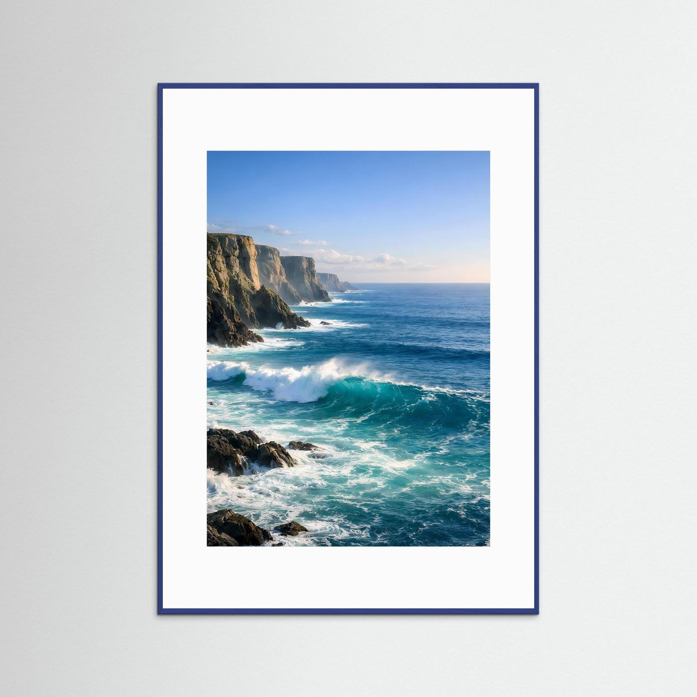 Poster mit blauer Rahmenleiste: Atlantikküste mit tosenden Wellen