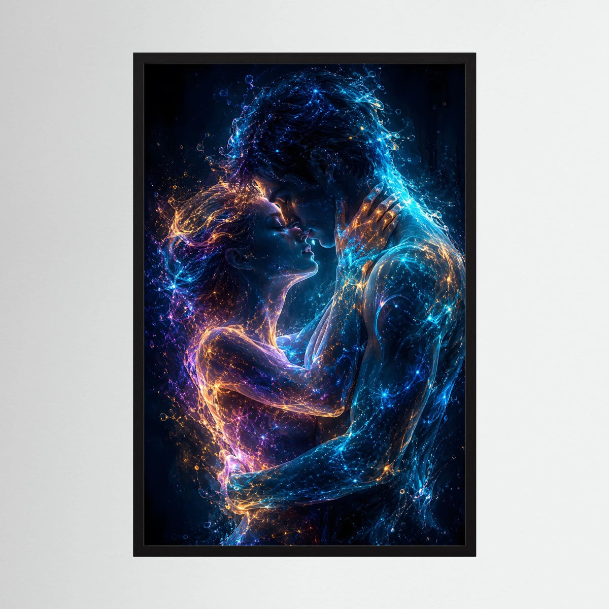 Kunstposter im Hochformat mit leuchtendem Paar, abstrakt in Blau, Violett und Gold, schwarzer Rahmen