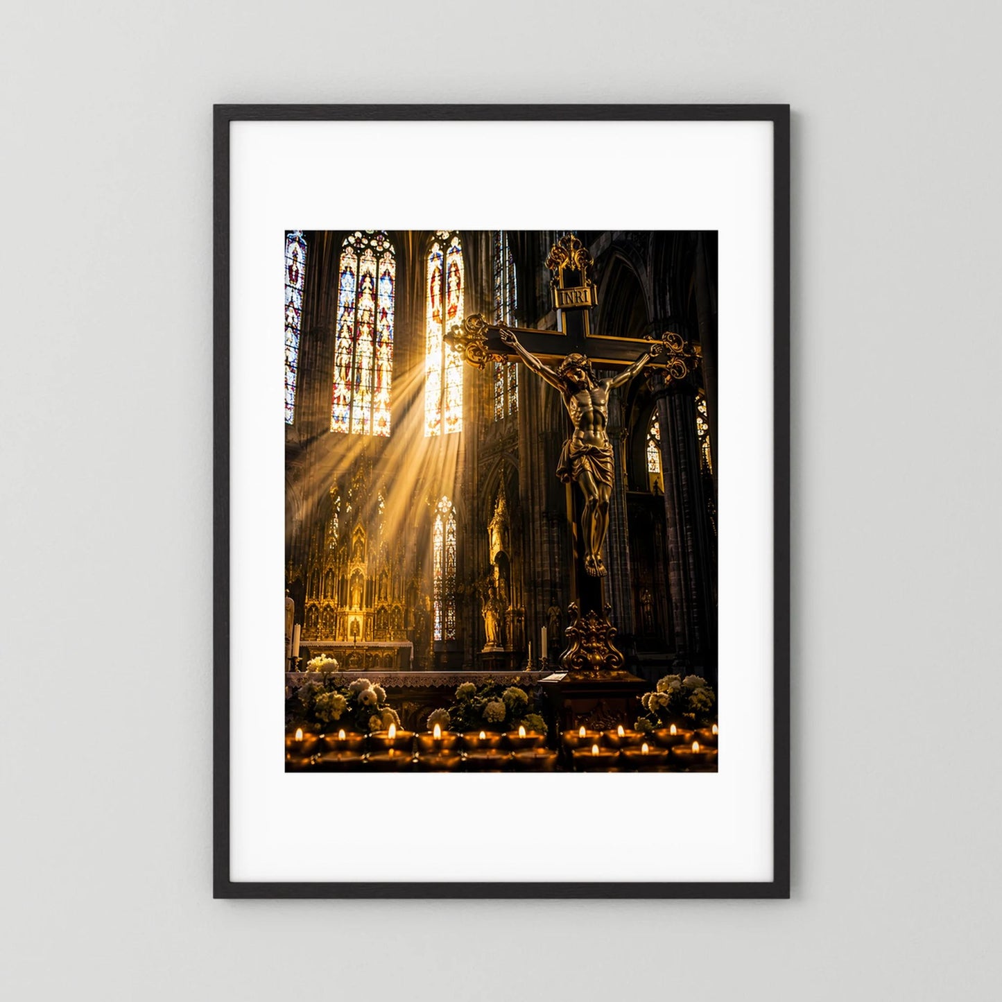 Hochformatiges Poster mit Christus am Kreuz in gotischer Kirche, schwarzer Rahmen