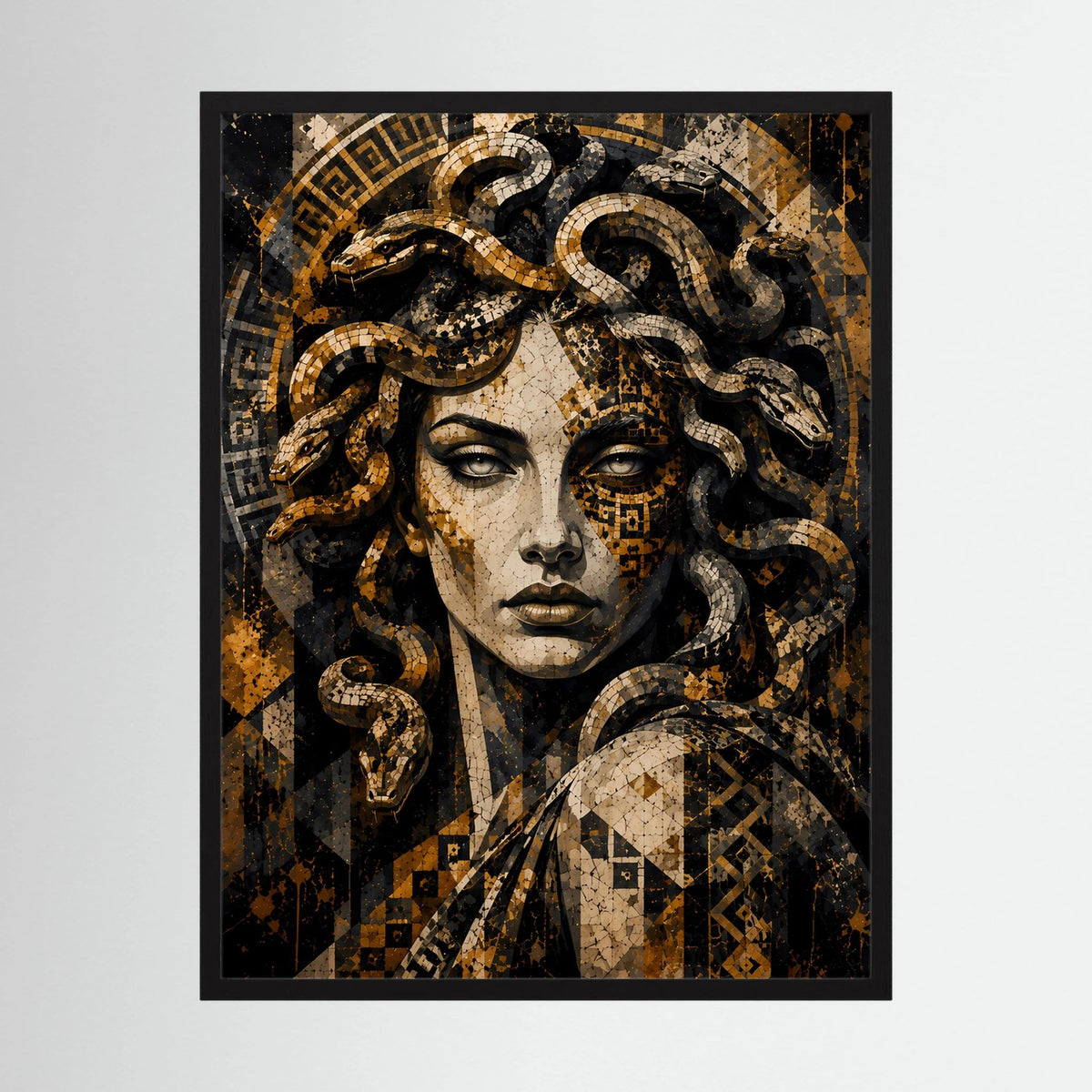 Hochformatiges Poster: Medusa-Mosaik mit Frauengesicht, Schlangenhaar in Gold/Schwarz, schwarzer Rahmen