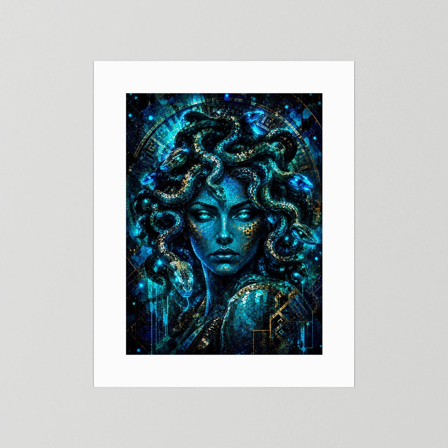 Medusa in Blau & Gold | Mystische Mosaik Kunst | Poster Hochformat