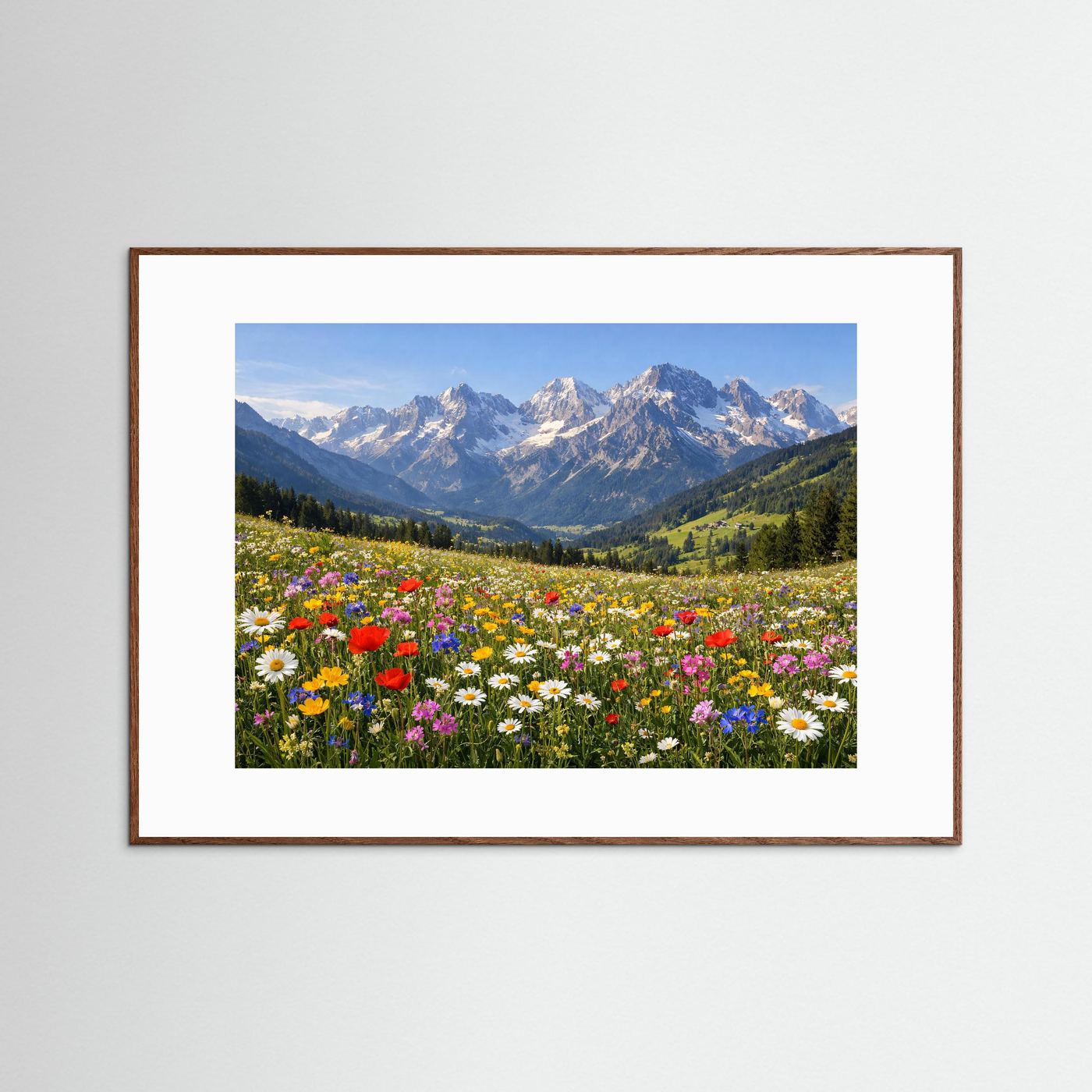 Poster mit blühenden Blumen in der Alpenwiese und Berggipfeln, braun gerahmt