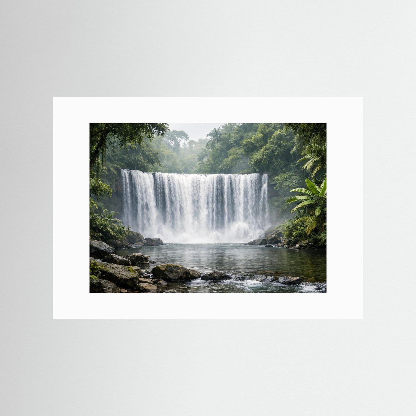 Naturposter Querformat mit weißem Passepartout: Wasserfall im Dschungel und ruhiger Fluss
