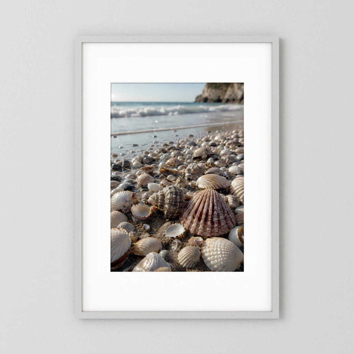 Hochformat-Poster mit Muschelstrand: viele Schalen in hellen Naturtönen, Meer im Hintergrund