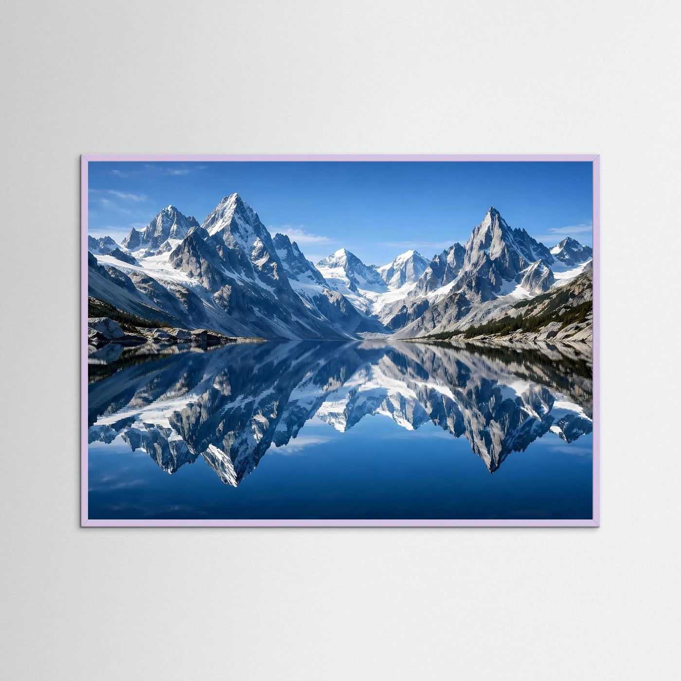 Alpen-Wandposter mit spiegelndem See und Bergpanorama, violetter Rahmen