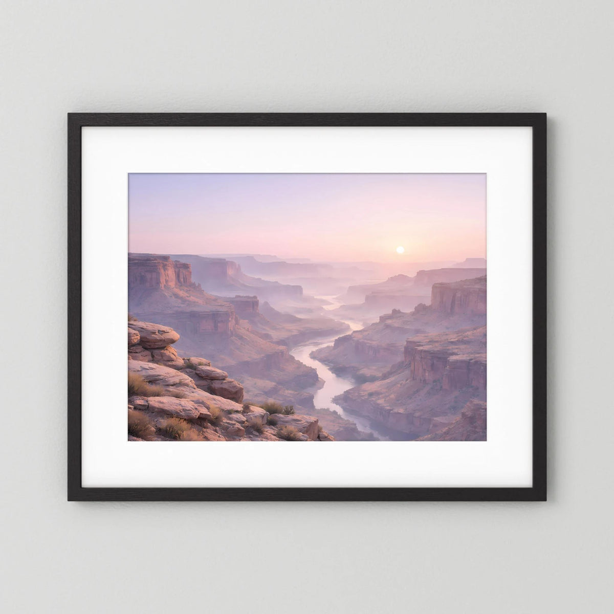 Canyon-Wandbild im Sonnenaufgang, Querformat mit schwarzem Rahmen und weißem Rand