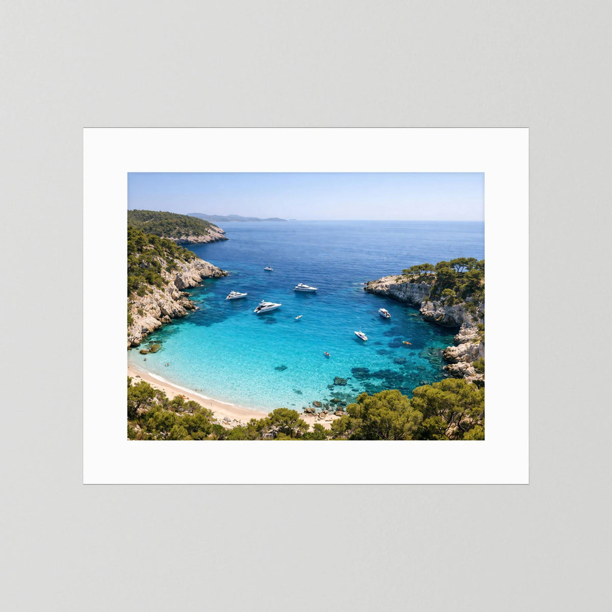 Querformatiges Küstenposter mit weißem Passepartout, türkisfarbenes Wasser und Boote