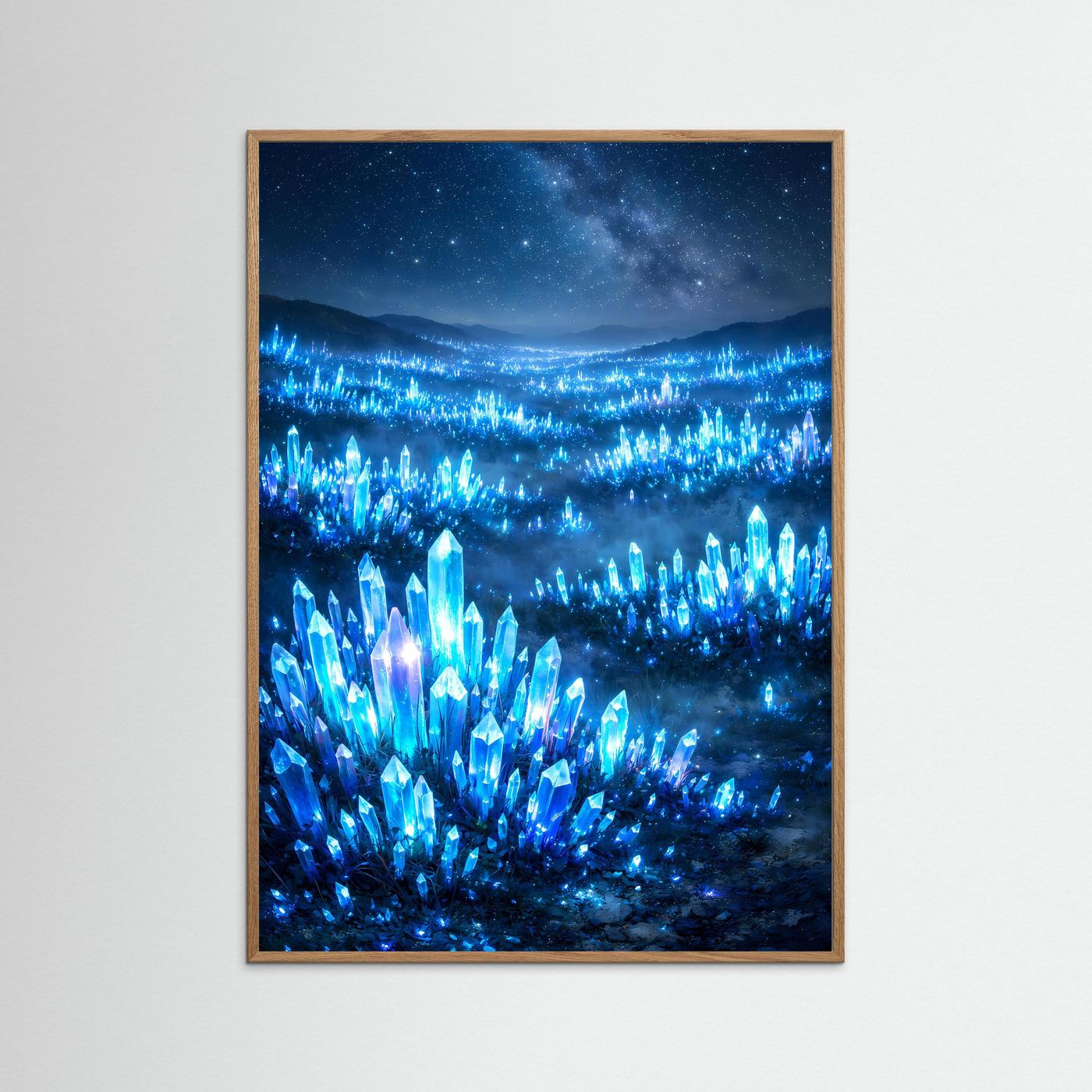 Hochformatposter: blau leuchtendes Kristallfeld mit Sternenhimmel, im hellbraunen Holzrahmen
