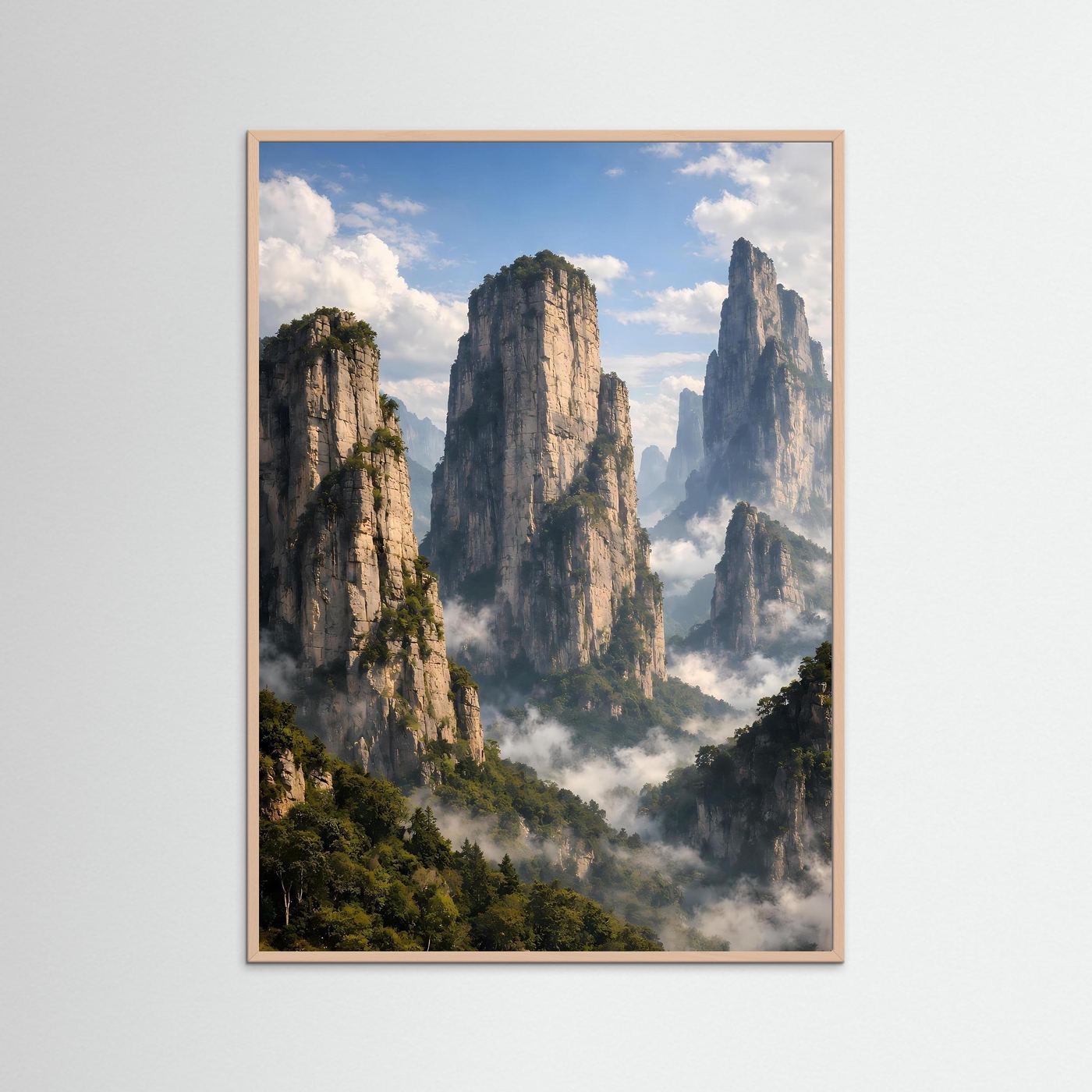 Hochformatiges Bergposter mit Rosé-Holzrahmen, markante Felsen und Nebel