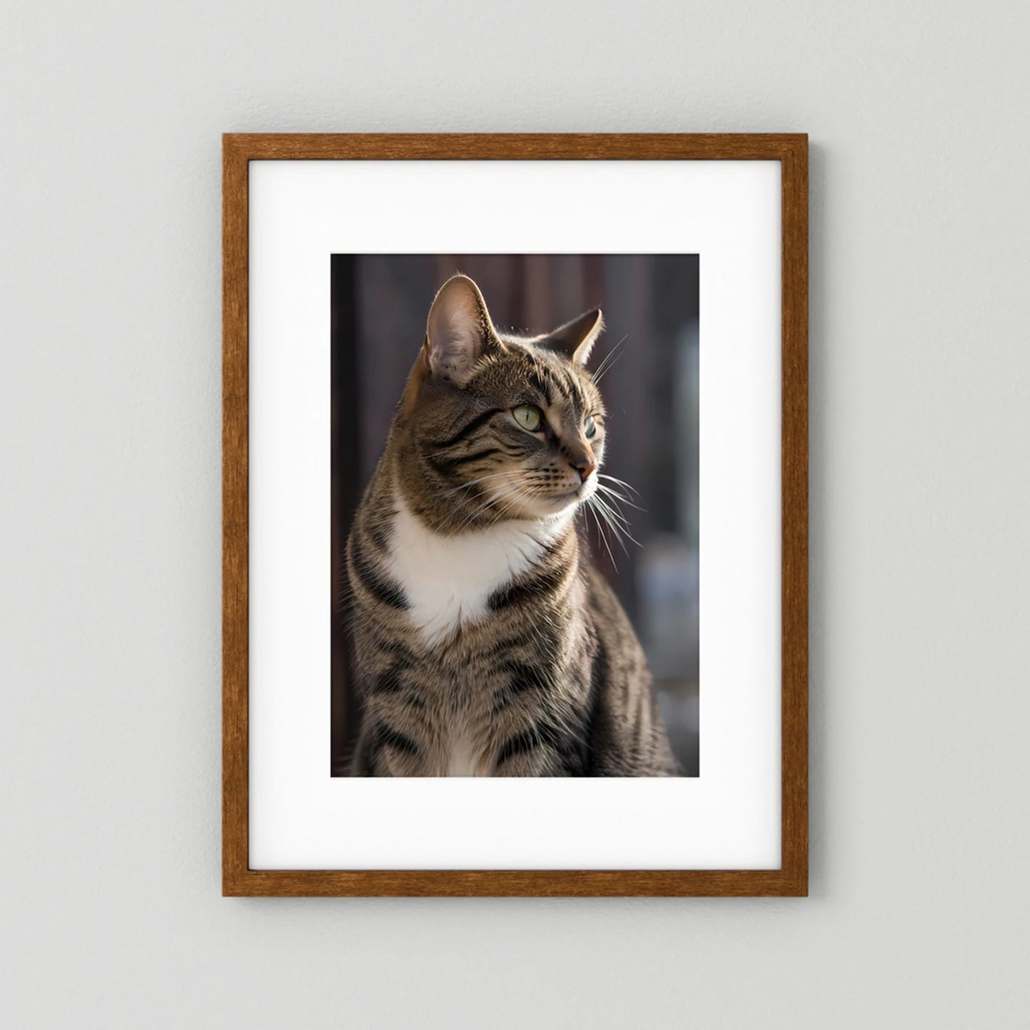 Poster mit getigerter Katze im Hochformat, brauner Holzrahmen und weißer Rand