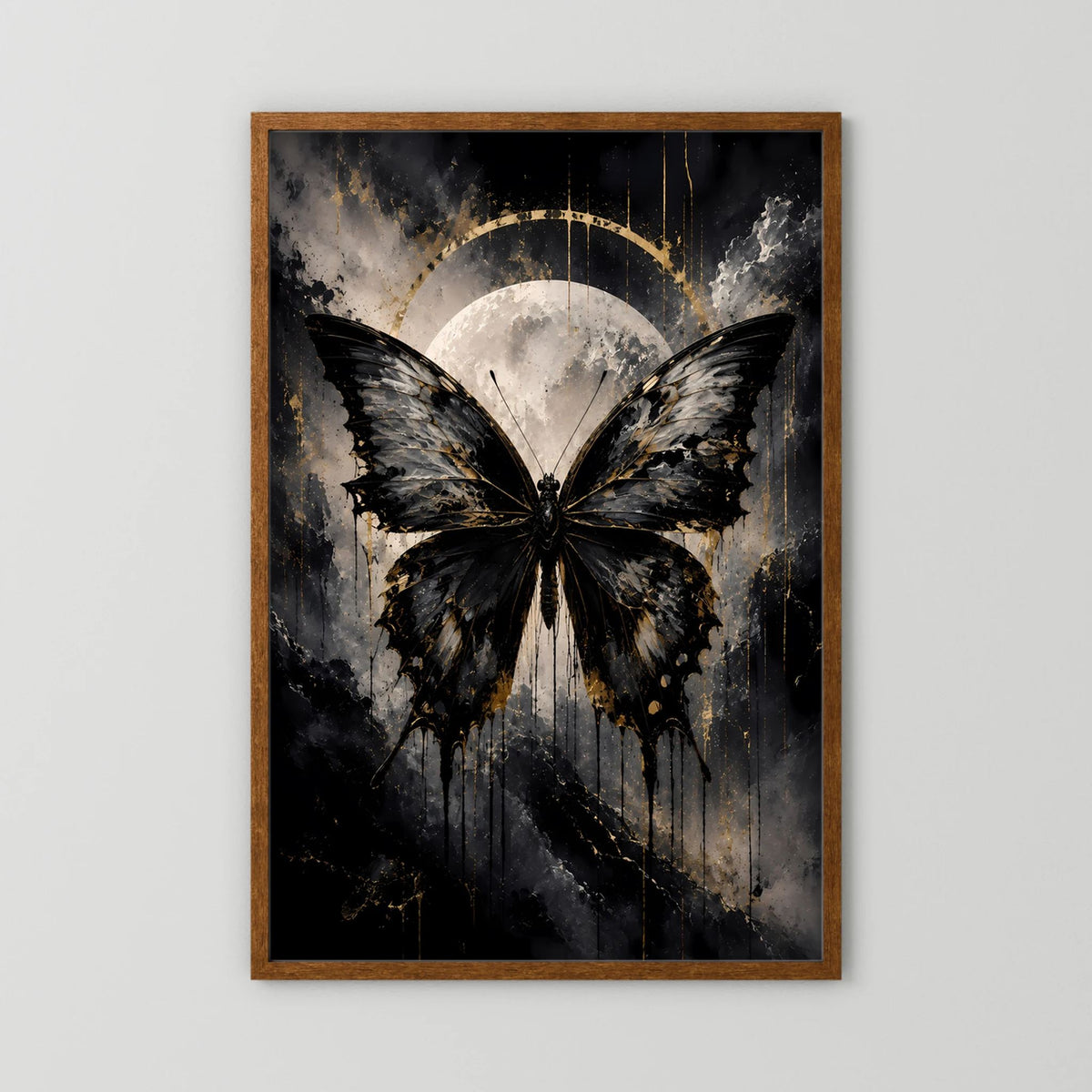 Poster im braunen Holzrahmen: schwarzer Schmetterling mit goldenen Sprenkeln vor Mond