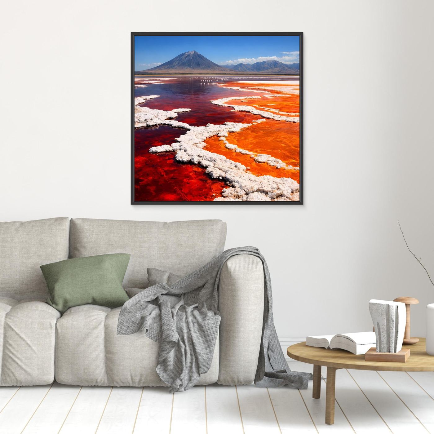 Kleines gerahmtes Leinwandbild mit Vulkan und rotem Salzsee, orangefarbene Uferlinien, schwarz
