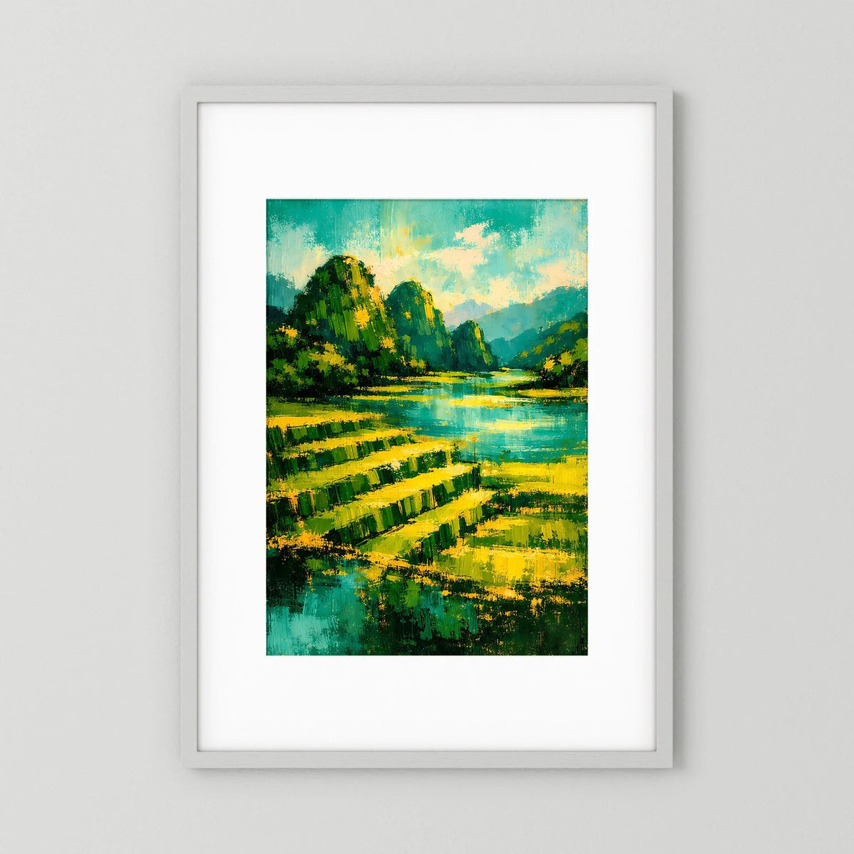 Hochformat-Poster mit abstrakter Berglandschaft, Fluss und grünen Goldtönen im weißen Rahmen
