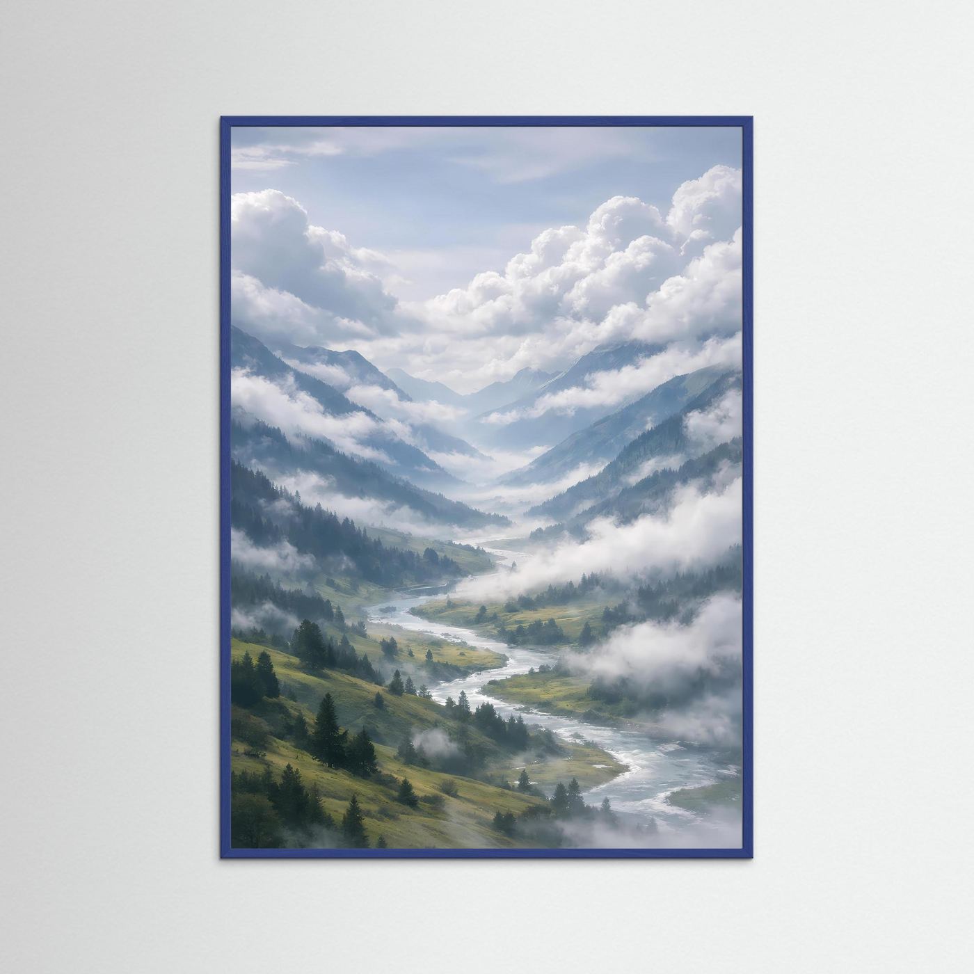 Hochformatiges Berglandschaftsposter mit Fluss und Nebel, in blauem Rahmen