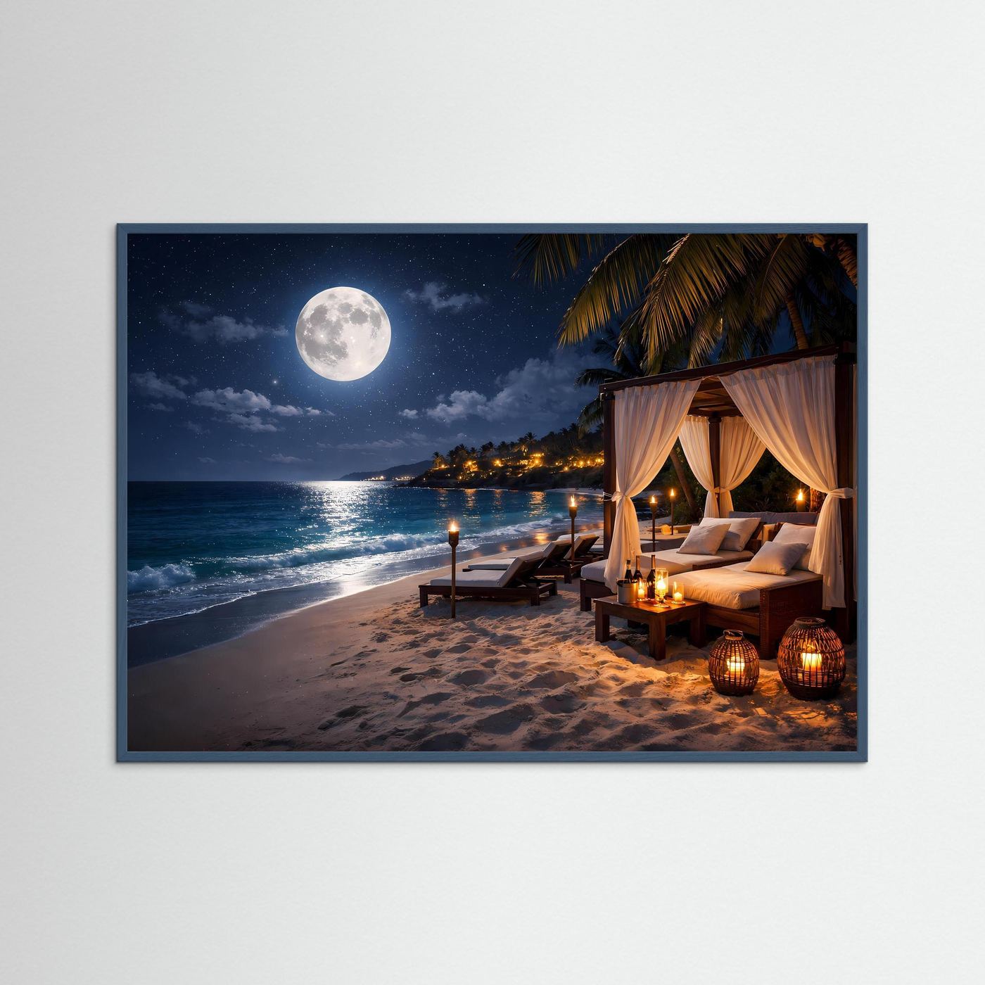 Querformat Poster: Abend am Meer mit Mond, Strandterrasse mit Vorhängen und Laternen im dunklen Rahmen