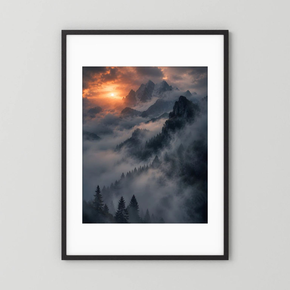 Berge im Nebel Poster im schwarzen Rahmen mit weißem Passepartout, Sonnenuntergang und Tannenwald.
