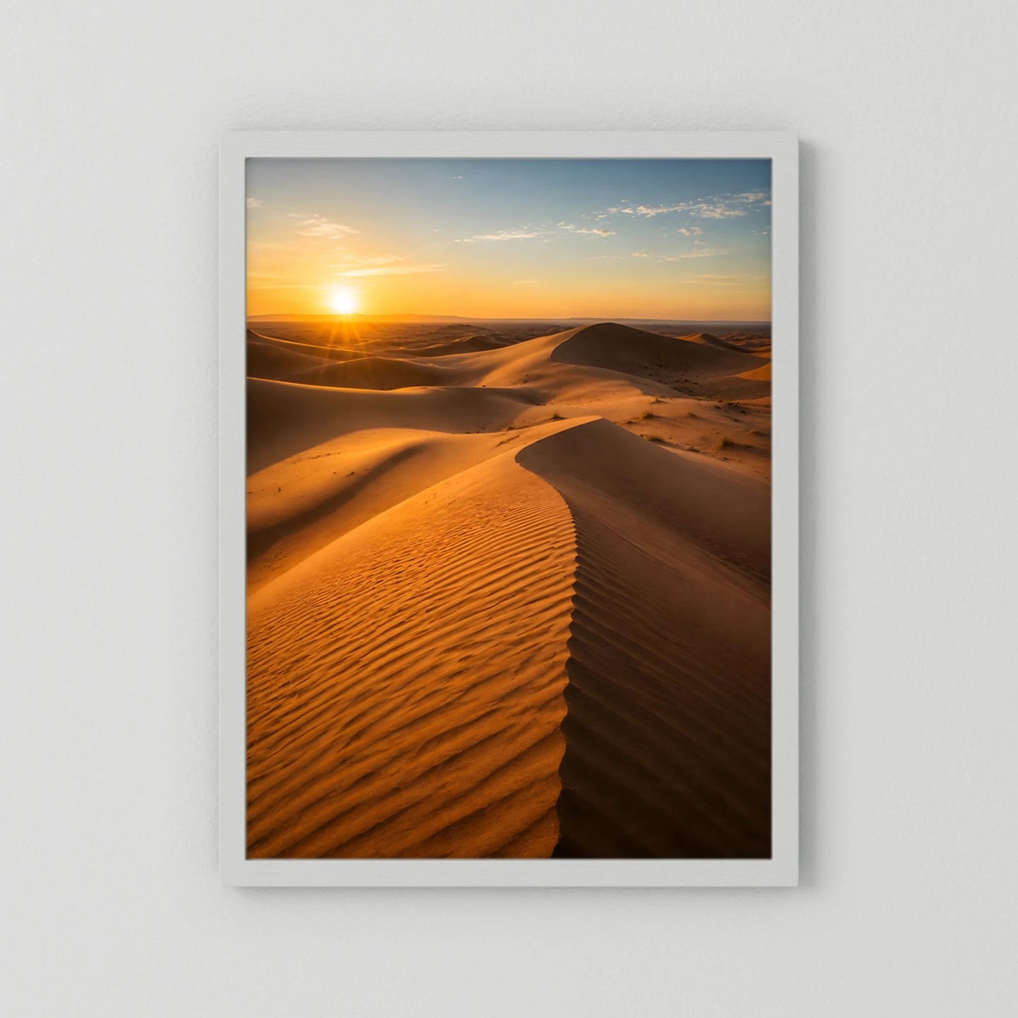 Landschaftsposter im Hochformat mit Dünen bei Sonnenuntergang, weißer Rahmen