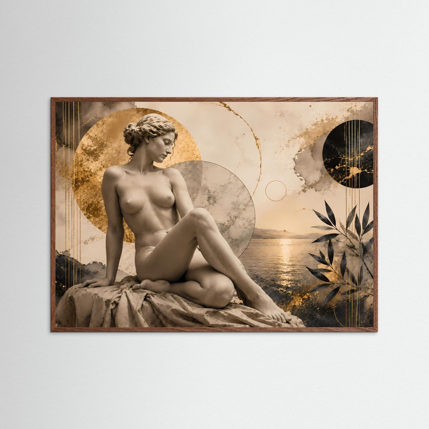 Poster im Querformat mit dunklem Eichenholzrahmen: nackte Frauenstatue, Gold-Formen, Meeransicht