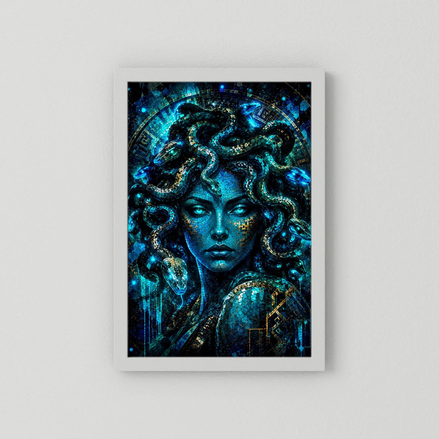 Medusa in Blau & Gold | Mystische Mosaik Kunst | Poster Hochformat