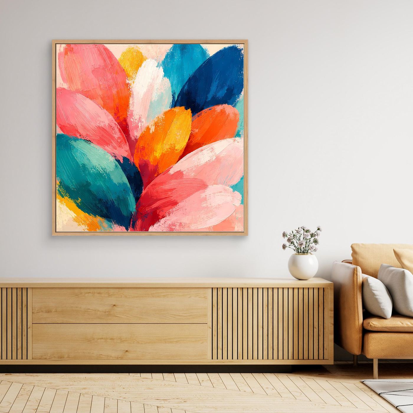 Blumen-Wandbild mit abstraktem Blütenmotiv, farbige Pinselstriche im goldfarbenen Rahmen.