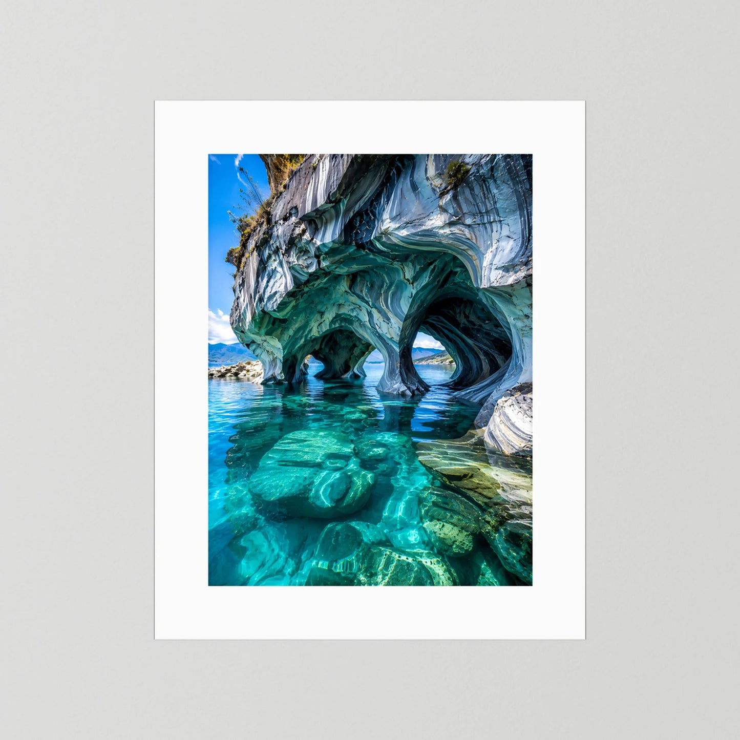 Poster im Hochformat mit Meereshöhlen-Motiv in Türkis, weißer Rand