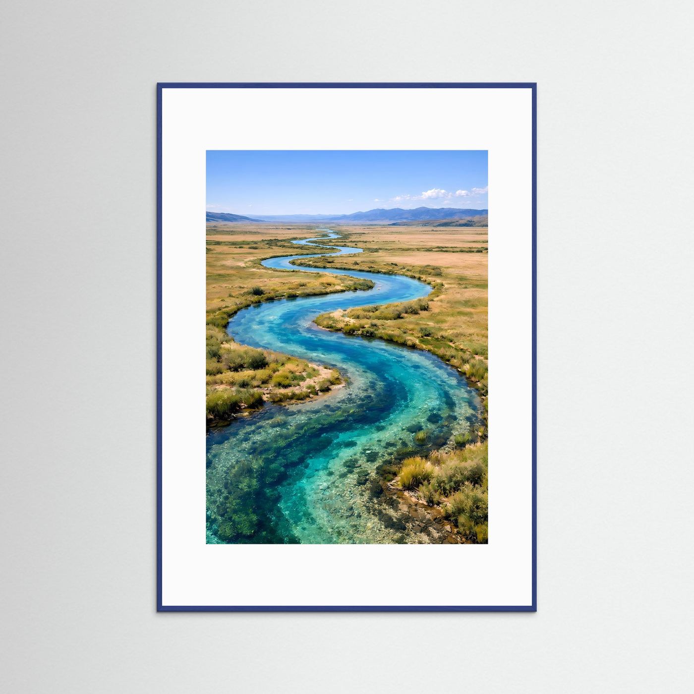 Gerahmtes Landschaftskunstposter mit türkisem Flusslauf in grüner Heidelandschaft, blauer Rahmen