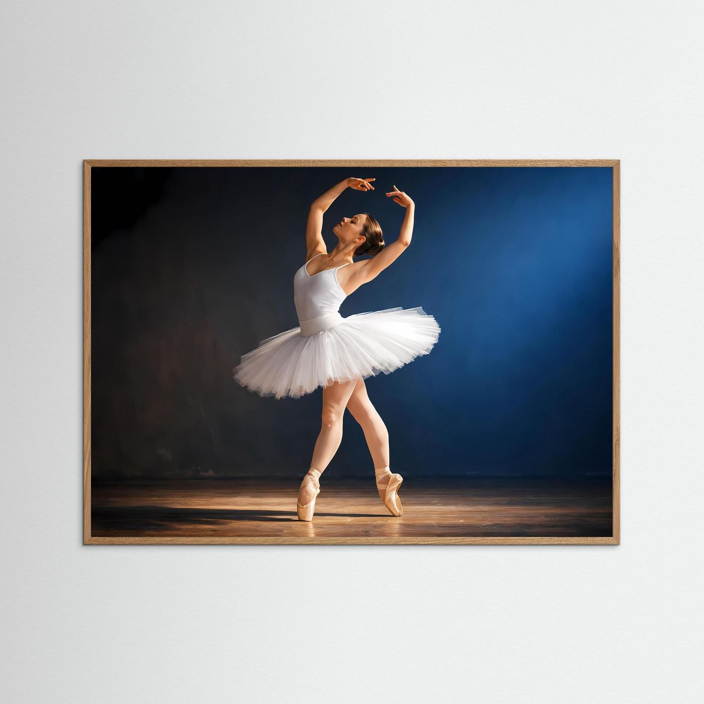 Ballerina-Poster im naturbraunen Holzrahmen: Tänzerin im weißen Tutu, auf Zehenspitzen
