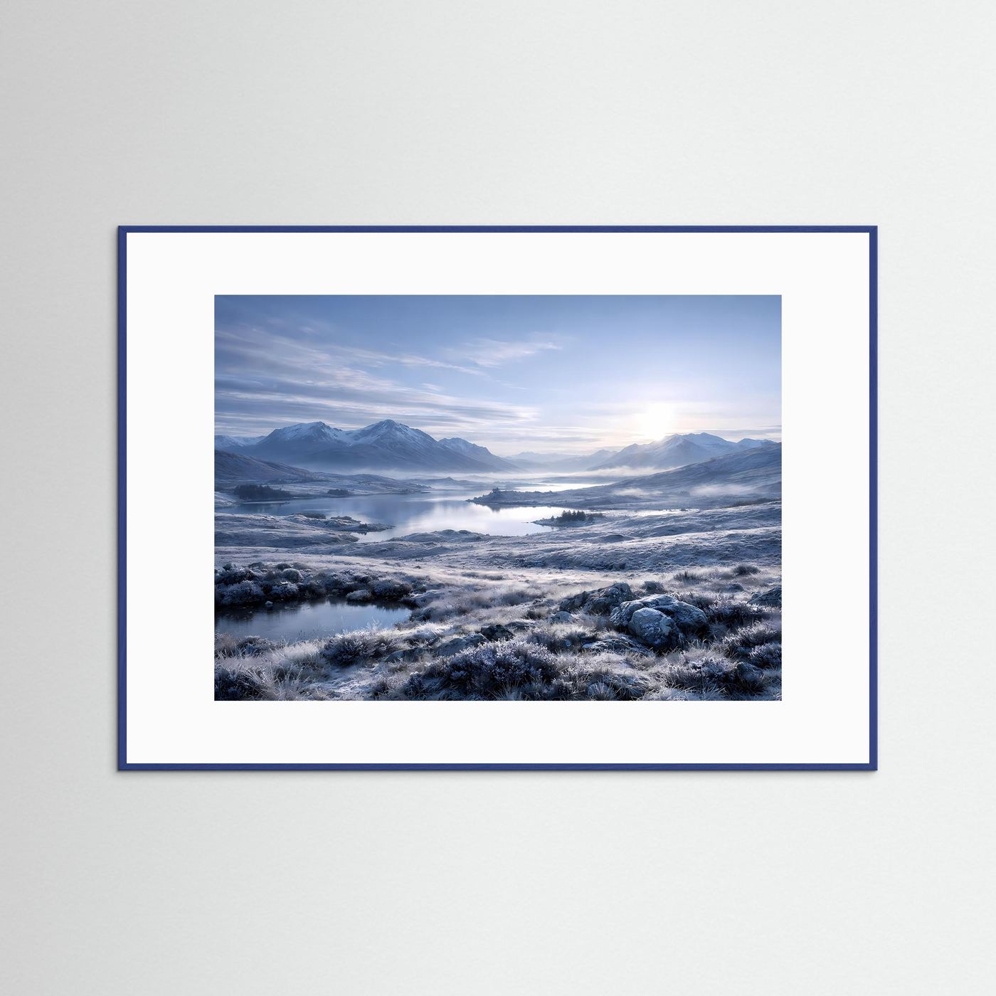 Gerahmtes Winterlandschafts-Poster mit blauer Einrahmung, Berg- und Seelandschaft, Panorama
