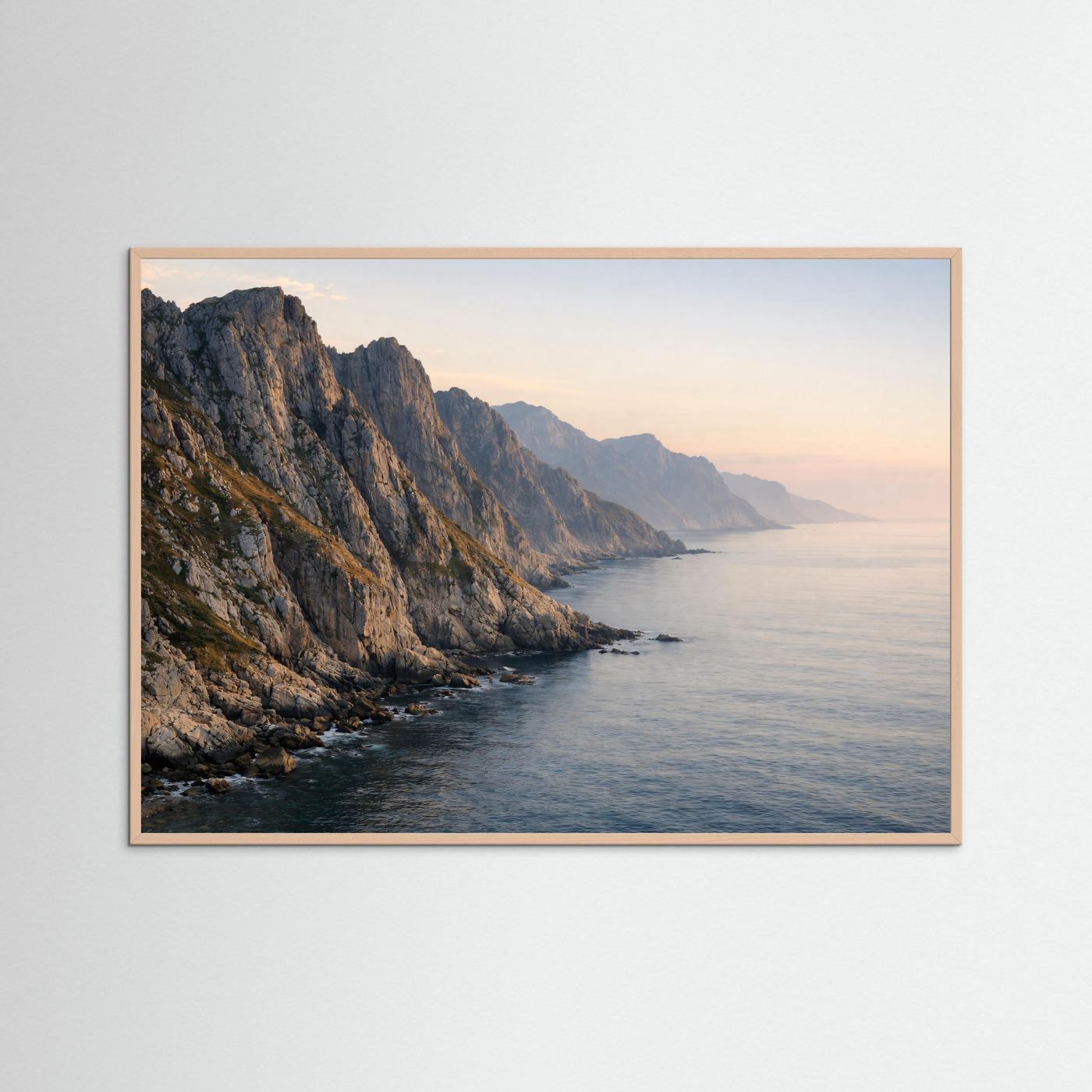 Gerahmtes Poster im Querformat: Panorama-Felsküste am Meer im Abendlicht, Roséholzrahmen