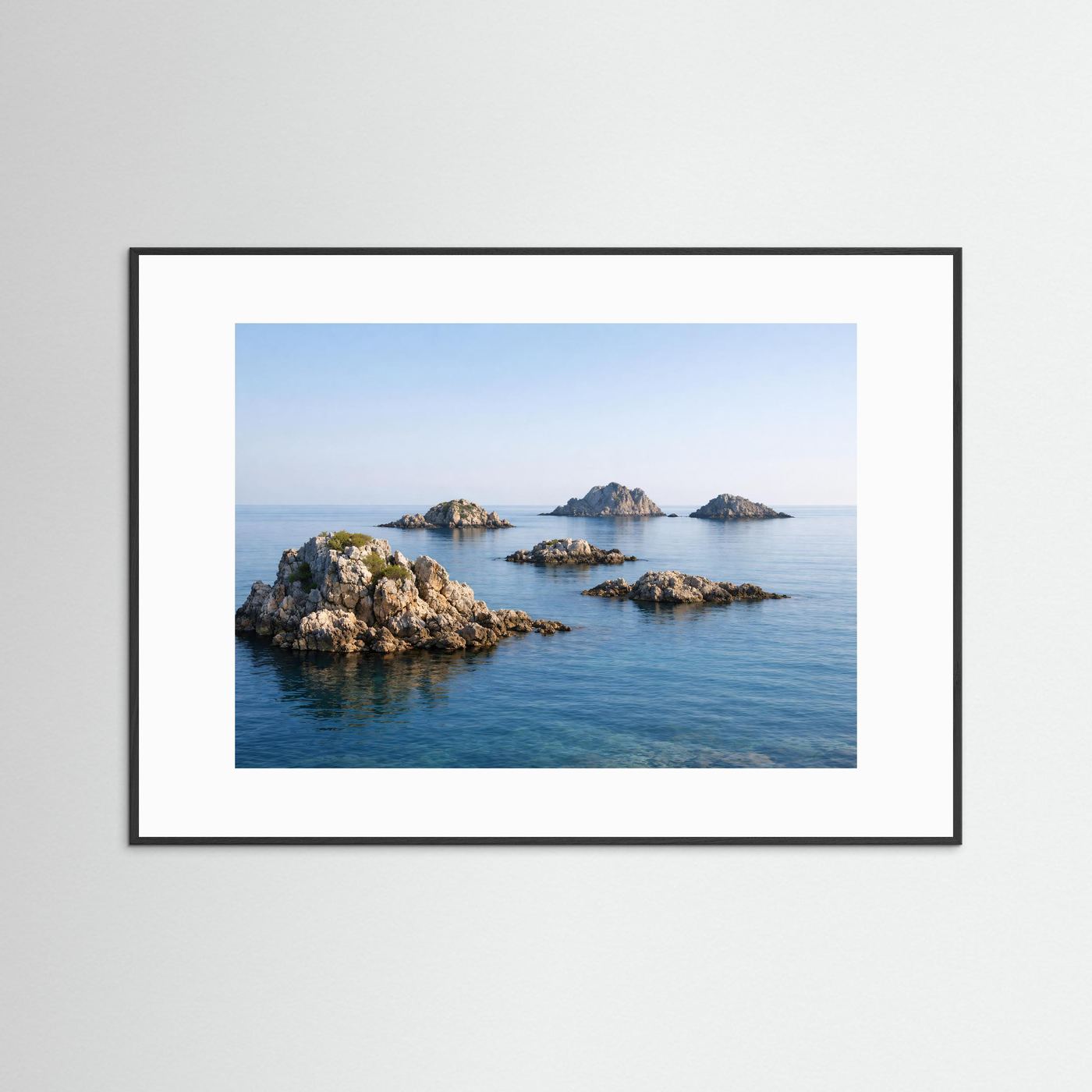 Panorama-Naturposter mit Felseninseln und blauem Meer im Querformat, schwarz gerahmt und mit Rand