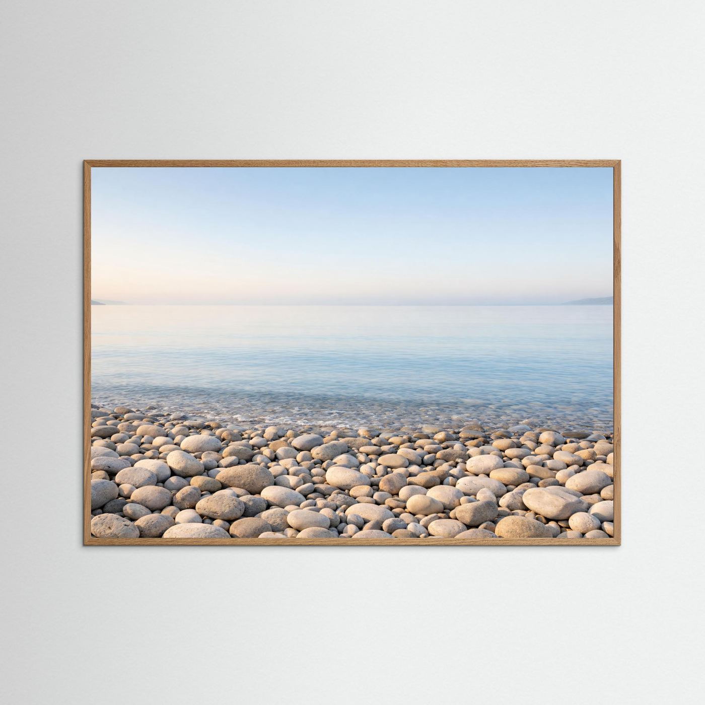 Panorama-Poster im Querformat mit hellem Eichenrahmen: Steinstrand am ruhigen Meer