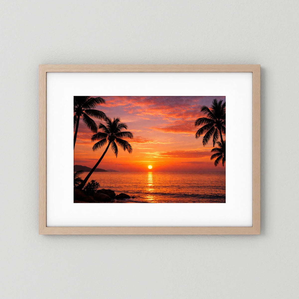 Querformatiges Poster mit Sonnenuntergang am Meer und Palmen-Silhouetten, Holzrahmen