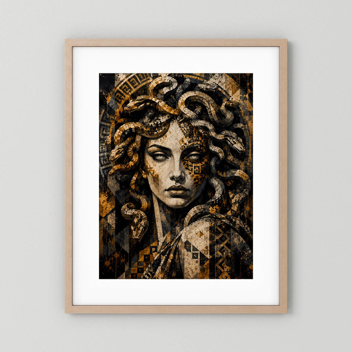 Poster mit Medusa-Mosaik: Schlangen in Gold und Schwarz, im hellem Holzrahmen