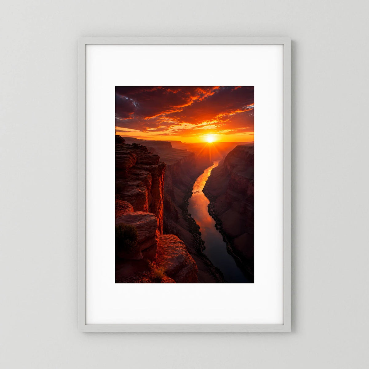 Gerahmtes Poster mit Canyonfluss beim Sonnenuntergang, Hochformat, weißer Rahmen