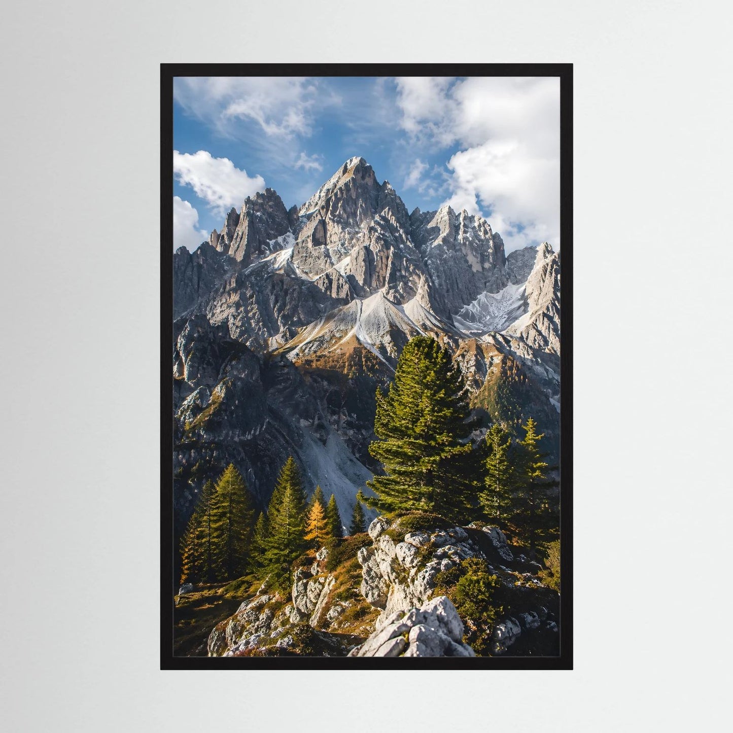 Poster mit schwarzem Holzrahmen: Alpen-Gipfel und Tannen im Hochformat.