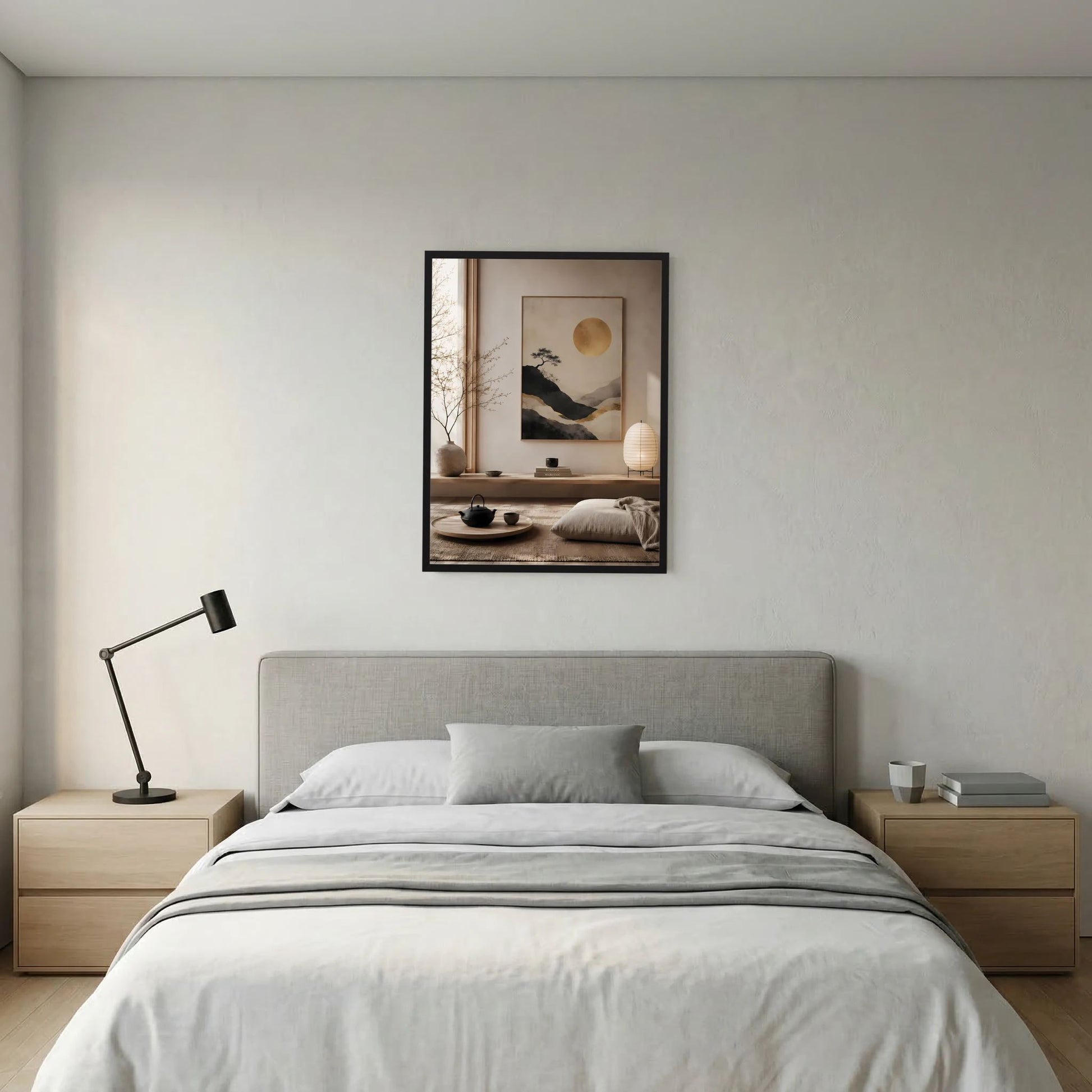 Poster im schwarzen Rahmen: goldene Sonne, Berglandschaft und Baum vor beigem Hintergrund.