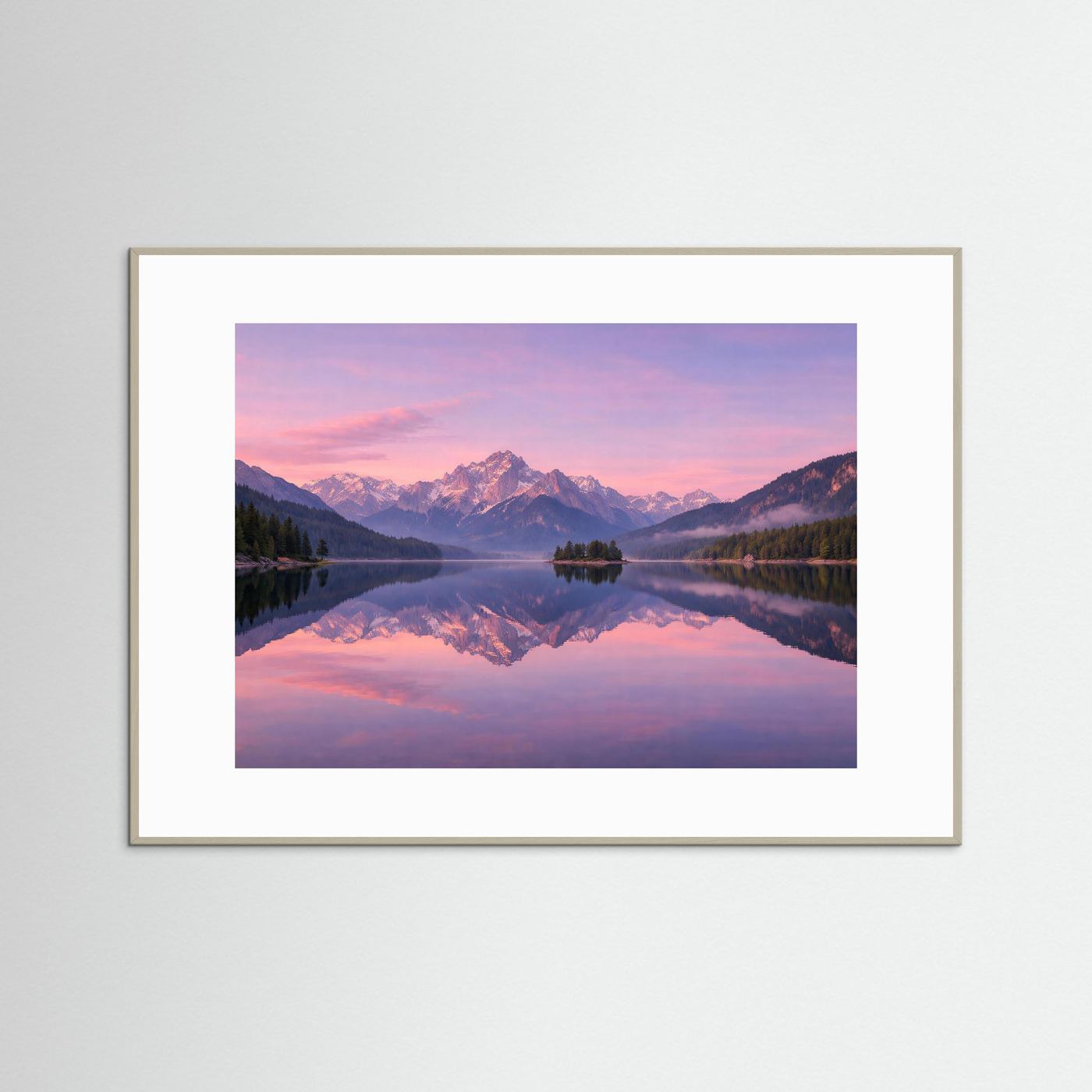 Bergsee-Panoramaposter mit Alpenspiegelung, hellbraun gerahmt