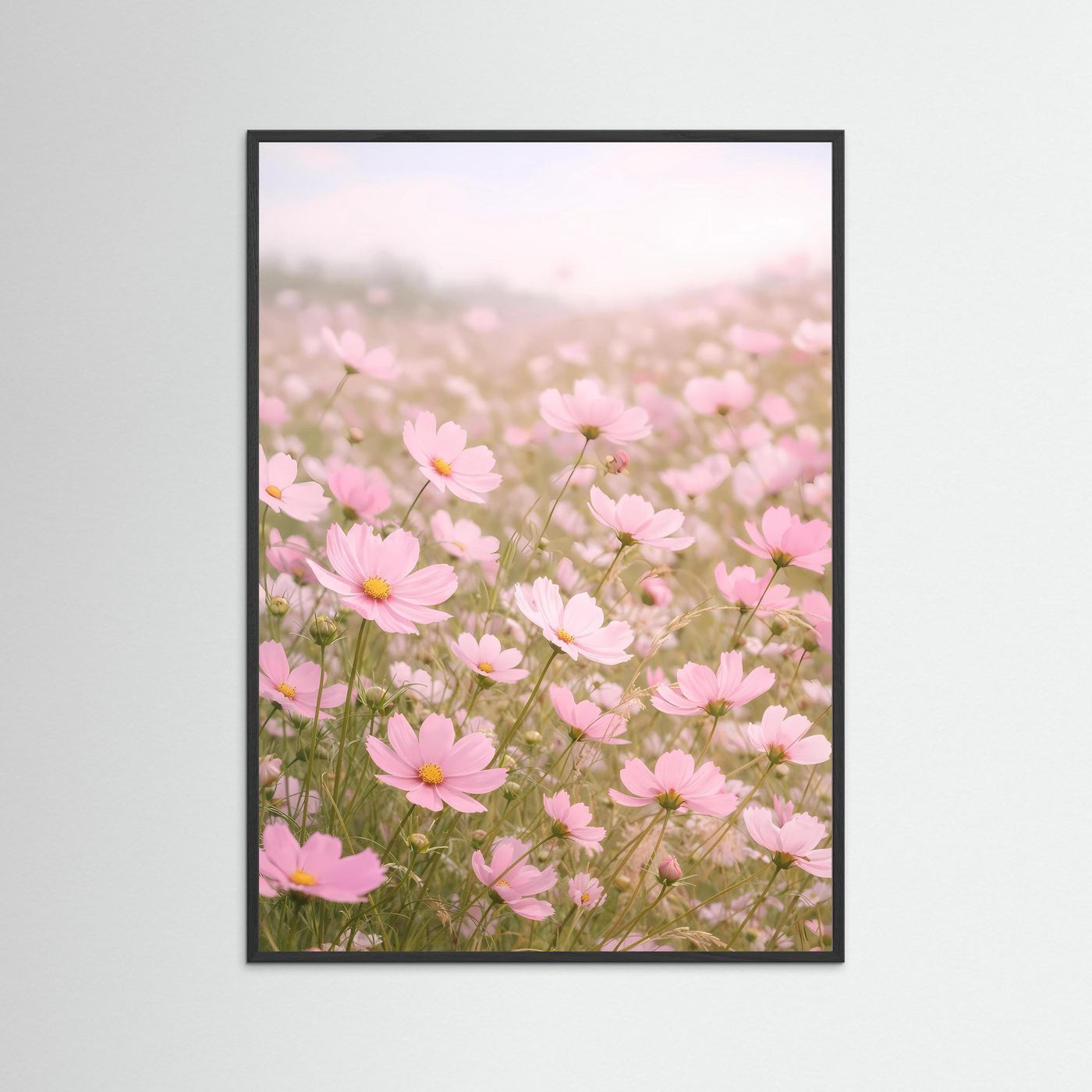 Hochformatiges Poster in schwarzem Rahmen mit rosa Blütenwiese
